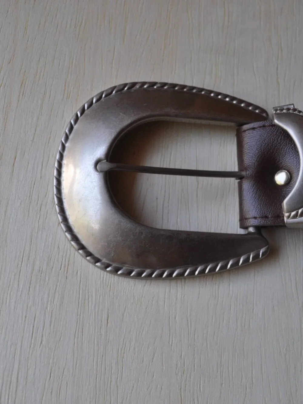 Women's Faux Leather Belt Brown Unisex Belt features distinctive silver-tone met